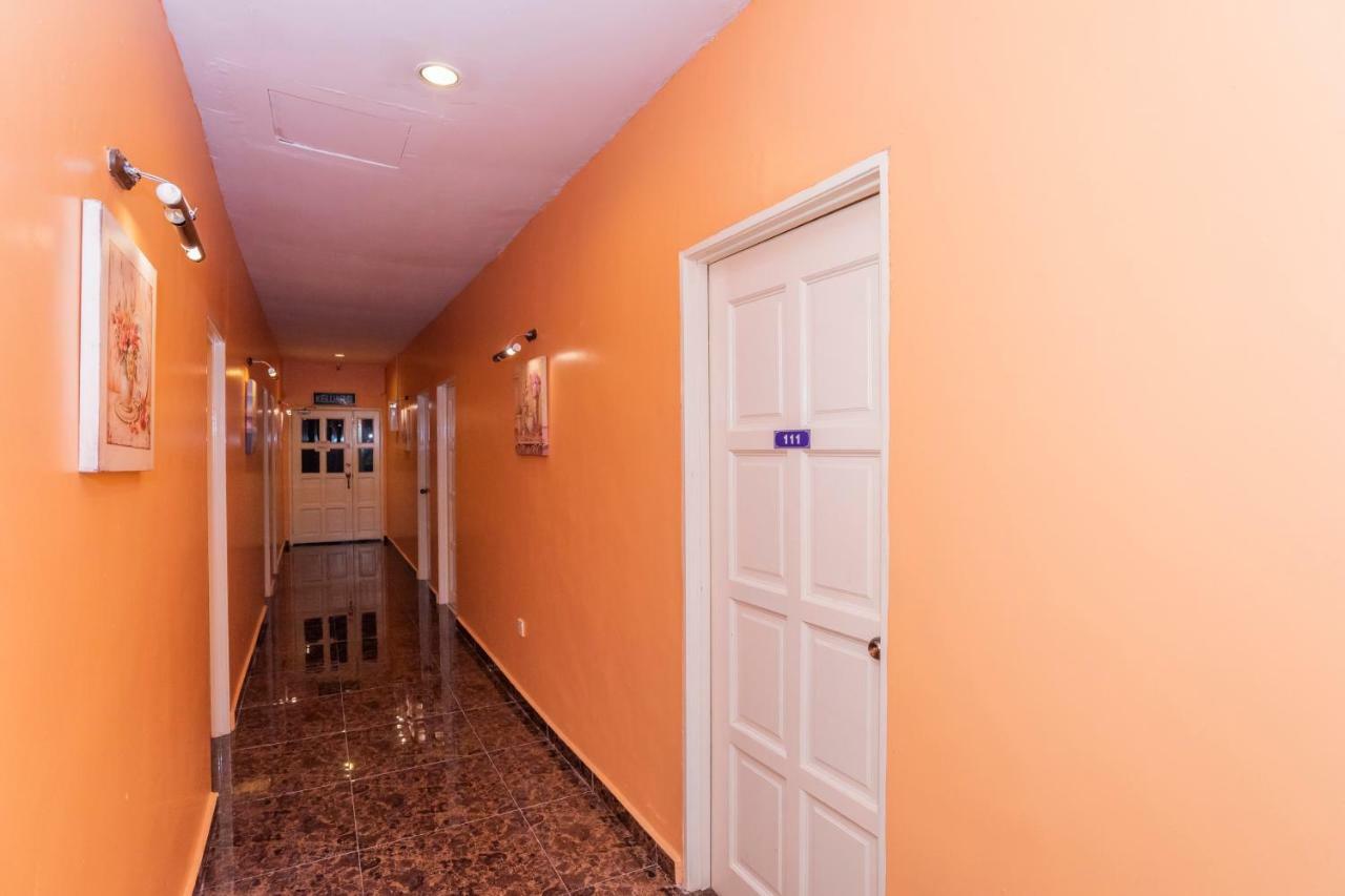 ג'והור בהרו Oyo 1228 R & R Motel מראה חיצוני תמונה